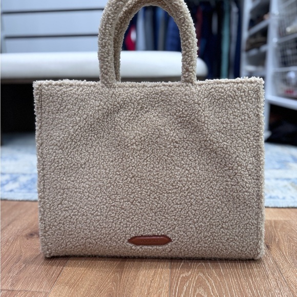 Poolside Shearling Tote - Picture 4 of 5